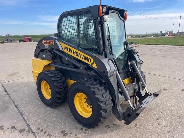 Image of New Holland L220 equipment image 2