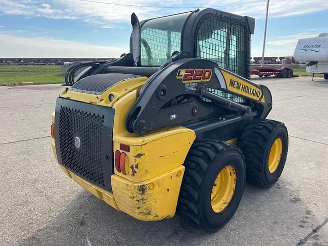 Image of New Holland L220 equipment image 3