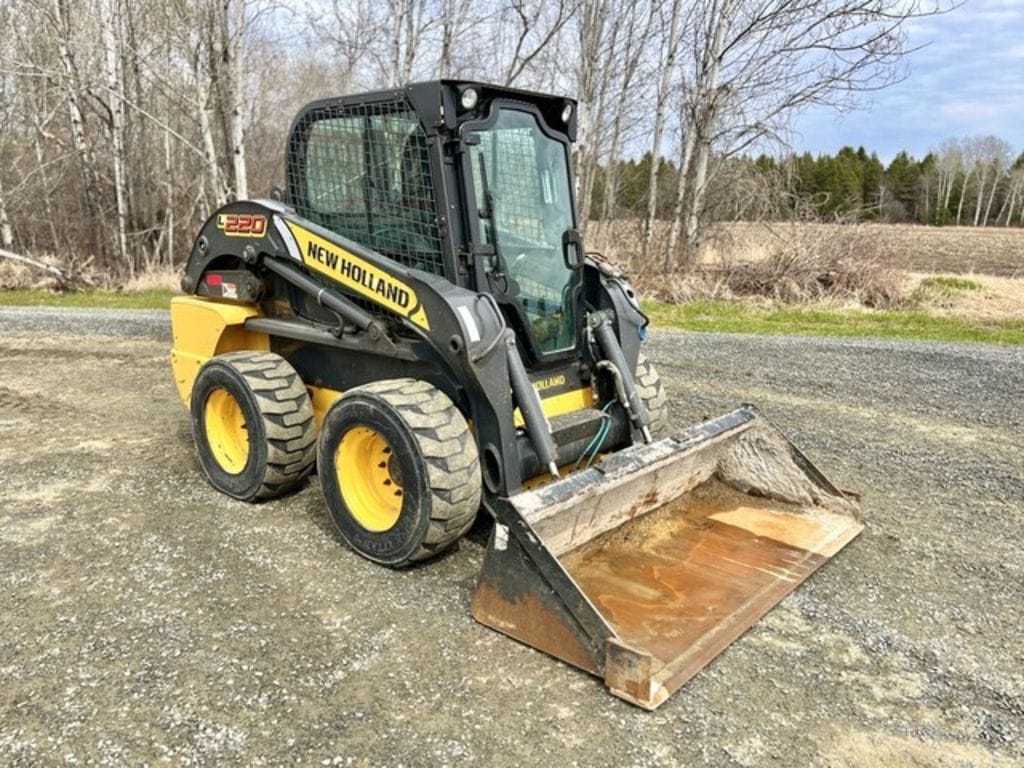 2011 New Holland L220 Equipment Image0