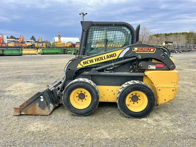 Image of New Holland L220 equipment image 3