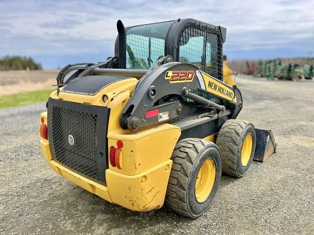 Image of New Holland L220 equipment image 4