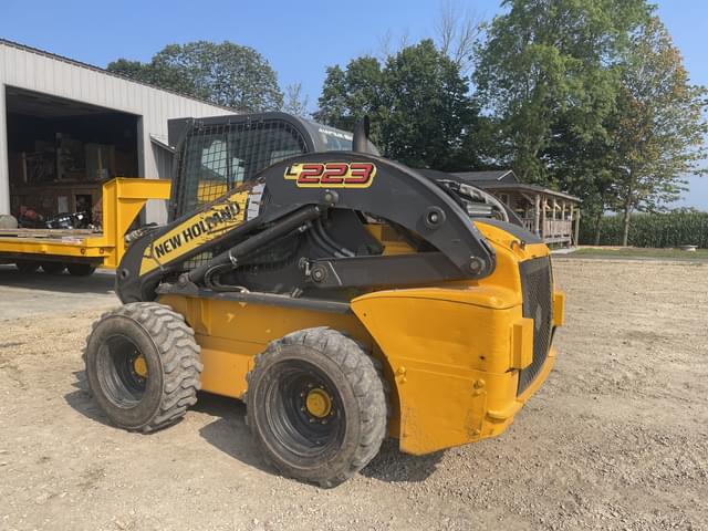 Image of New Holland L223 equipment image 4