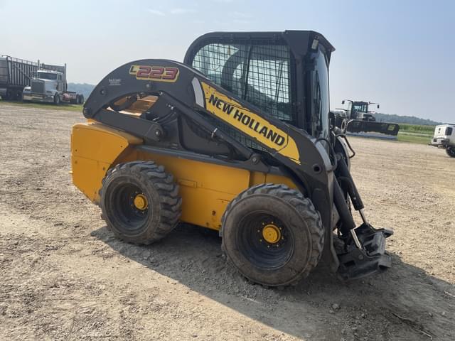 Image of New Holland L223 equipment image 2