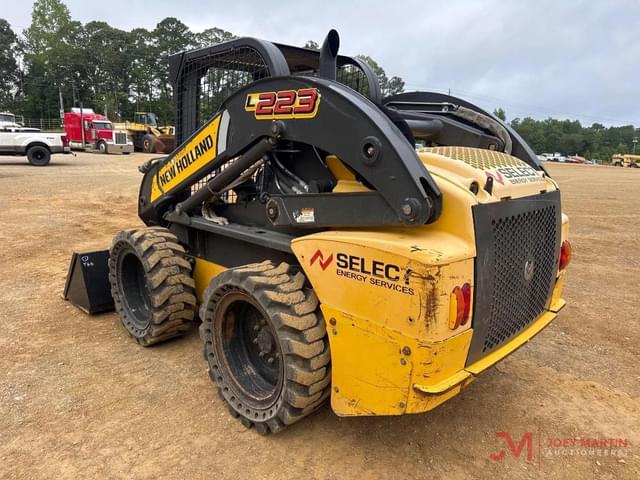 Image of New Holland L223 equipment image 2