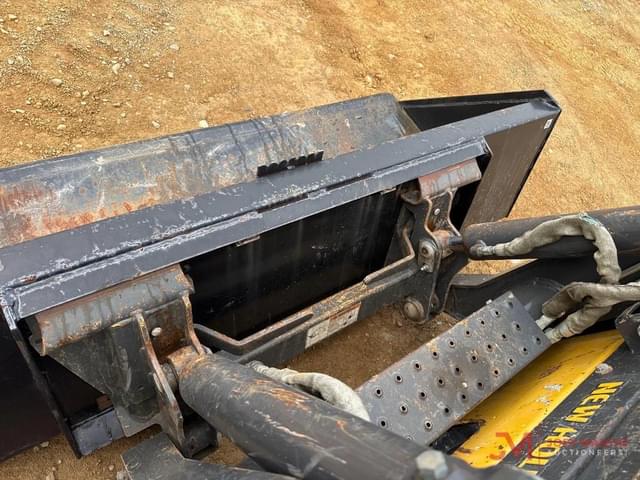 Image of New Holland L223 equipment image 4