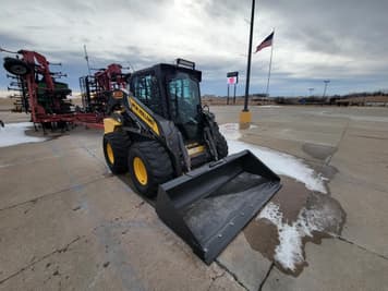 Main image New Holland L225