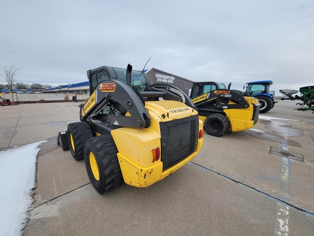 Image of New Holland L225 equipment image 2