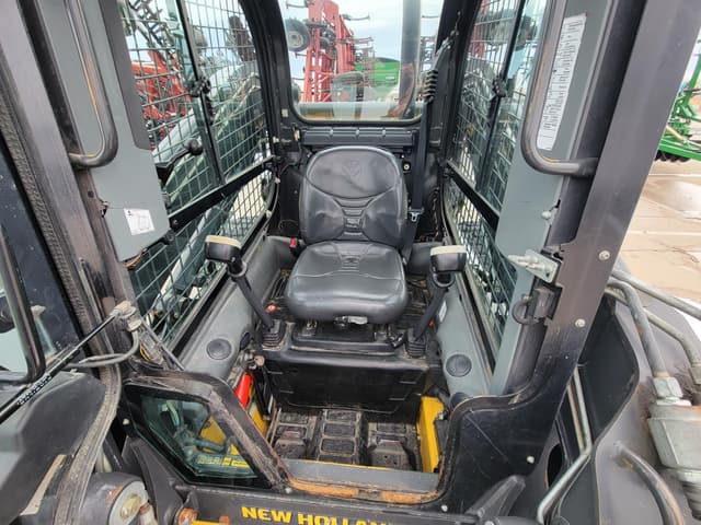 Image of New Holland L225 equipment image 4