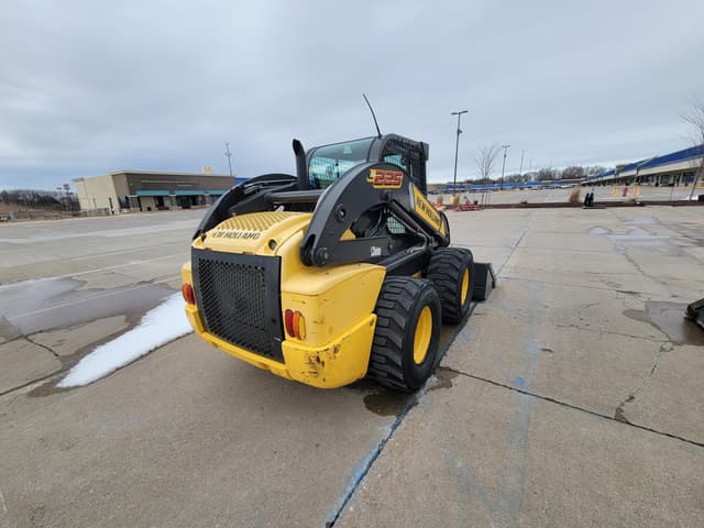 Image of New Holland L225 equipment image 3