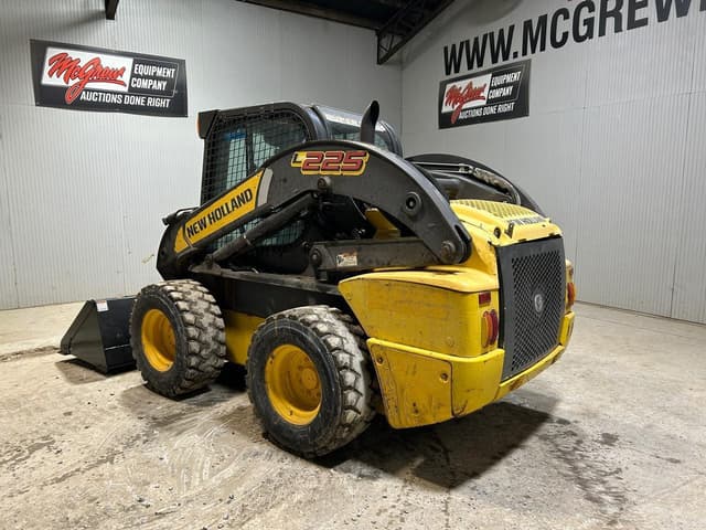 Image of New Holland L225 equipment image 1