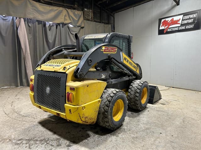 Image of New Holland L225 equipment image 3