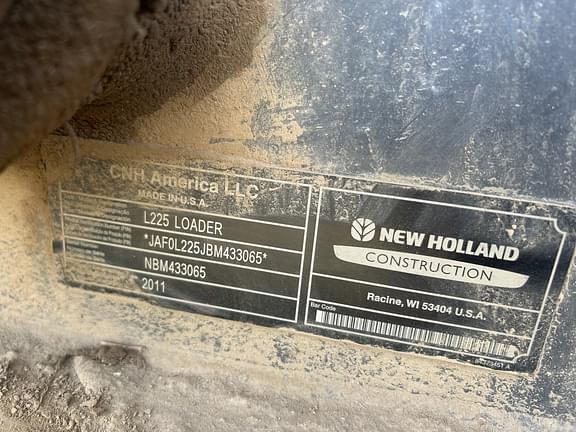 Image of New Holland L225 equipment image 1