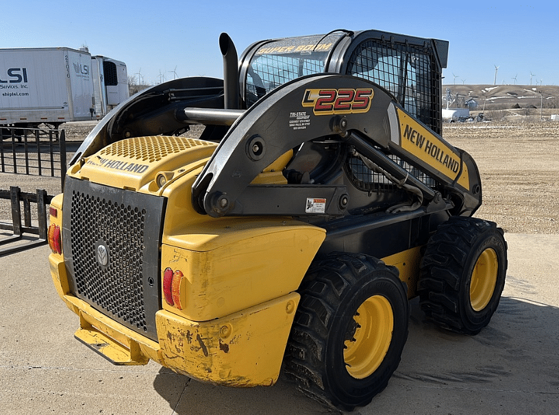 Main image New Holland L225 3