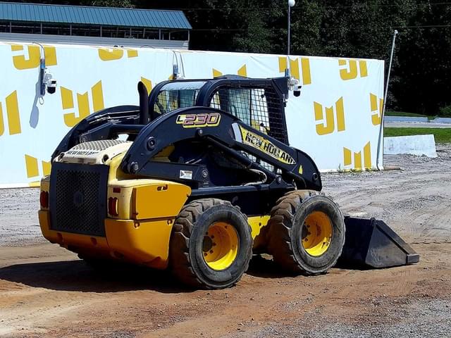 Image of New Holland L230 equipment image 4