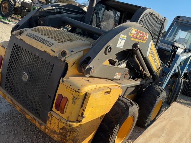 Image of New Holland L230 equipment image 1