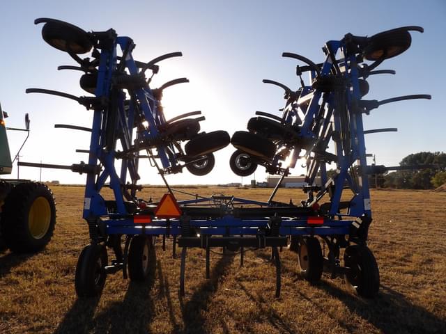 Image of New Holland ST830 equipment image 2