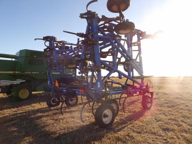 Image of New Holland ST830 equipment image 3