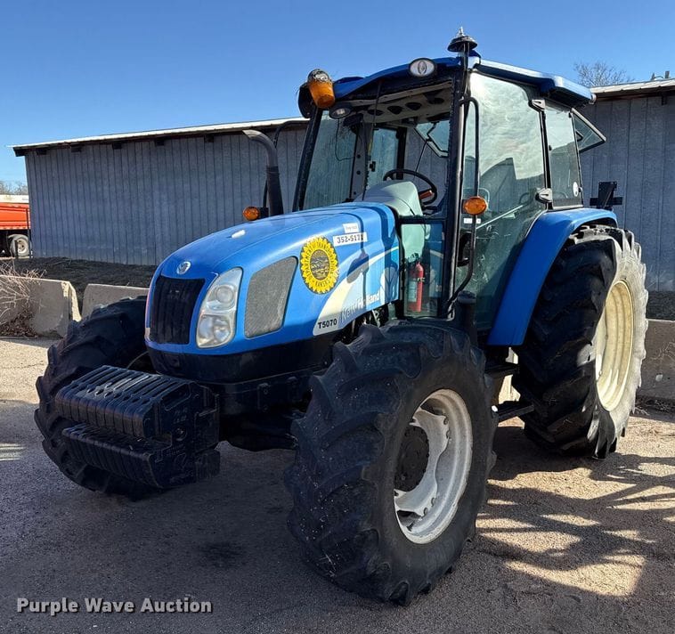 2011 New Holland T5070 Equipment Image0