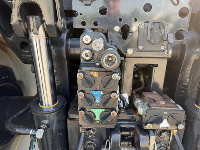 Image of New Holland T8.390 equipment image 4