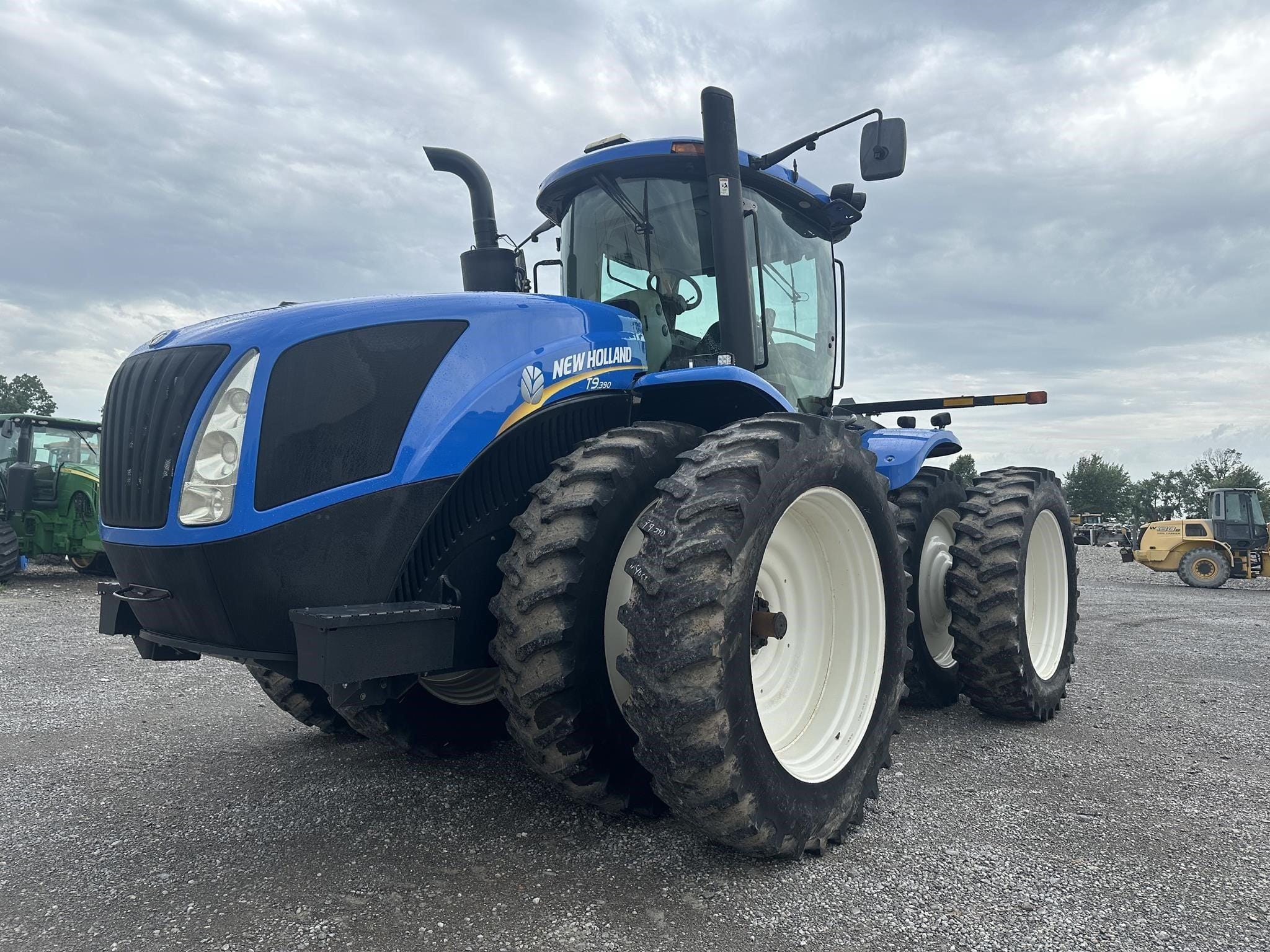 2011 New Holland T9.390 Equipment Image0
