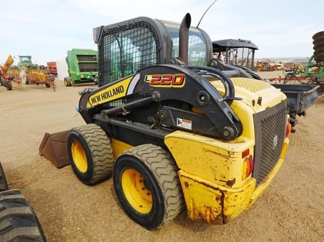 Image of New Holland L220 equipment image 4