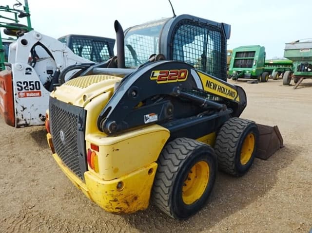 Image of New Holland L220 equipment image 2