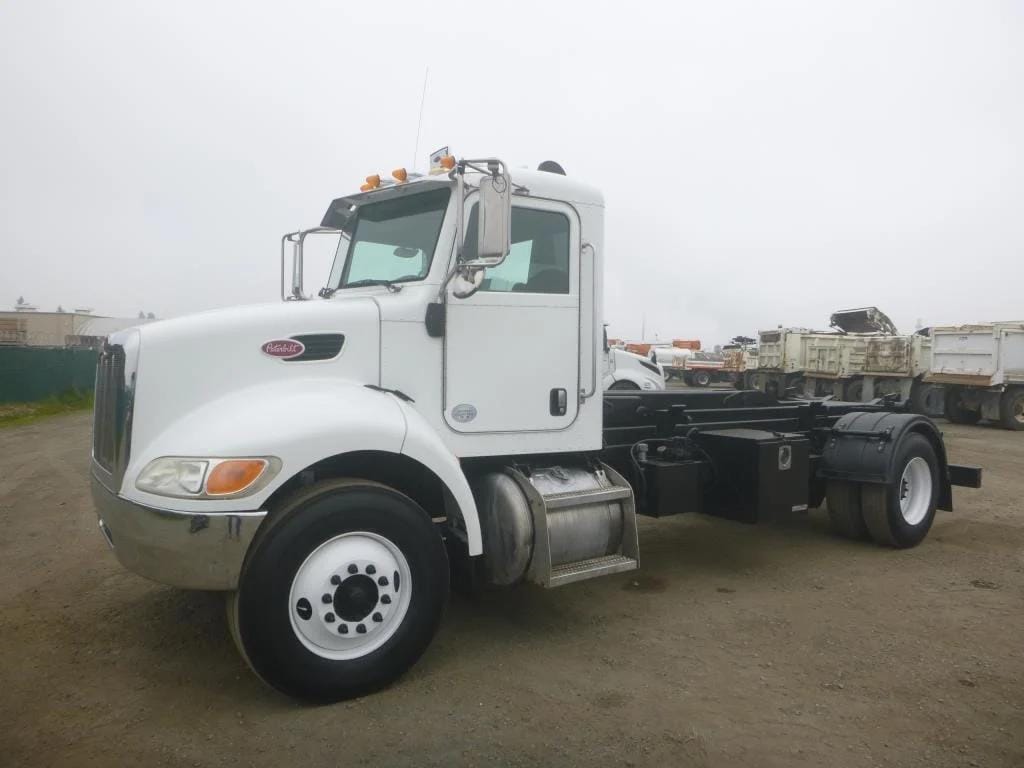 2011 Peterbilt 337 Equipment Image0