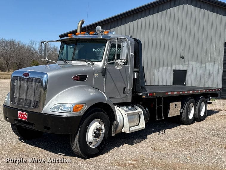 2011 Peterbilt 348 Equipment Image0