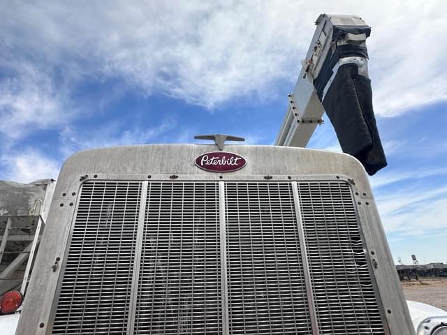 Image of Peterbilt 382 equipment image 4