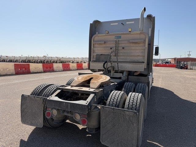 Image of Peterbilt 386 equipment image 4