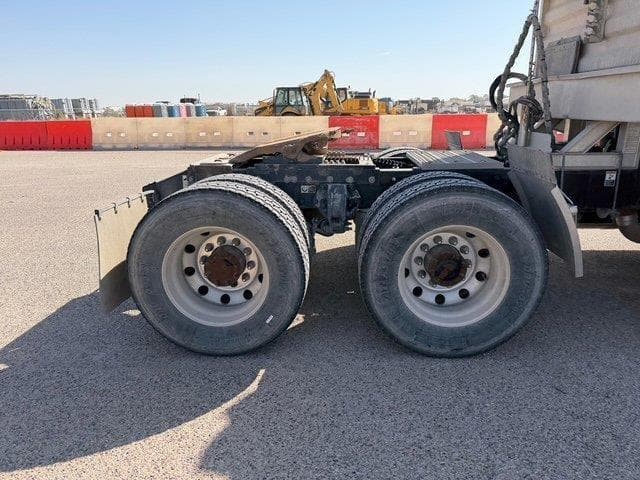 Image of Peterbilt 386 equipment image 3