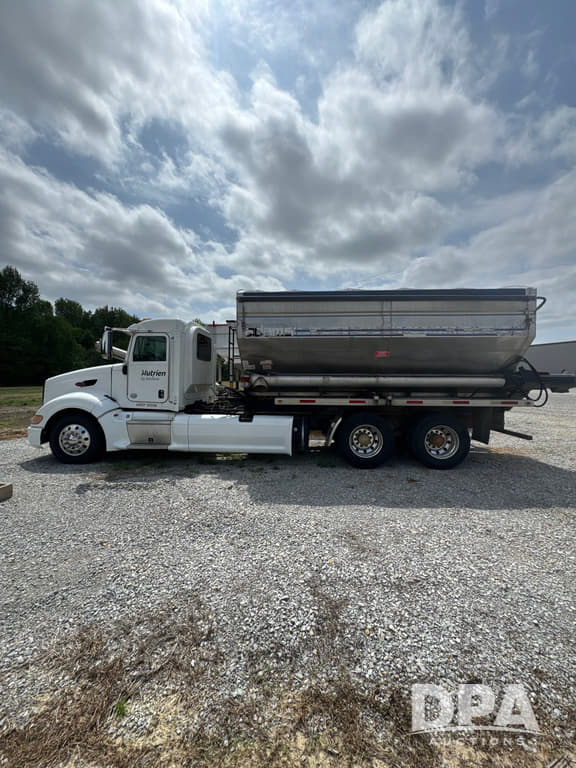 Image of Peterbilt 386 equipment image 2