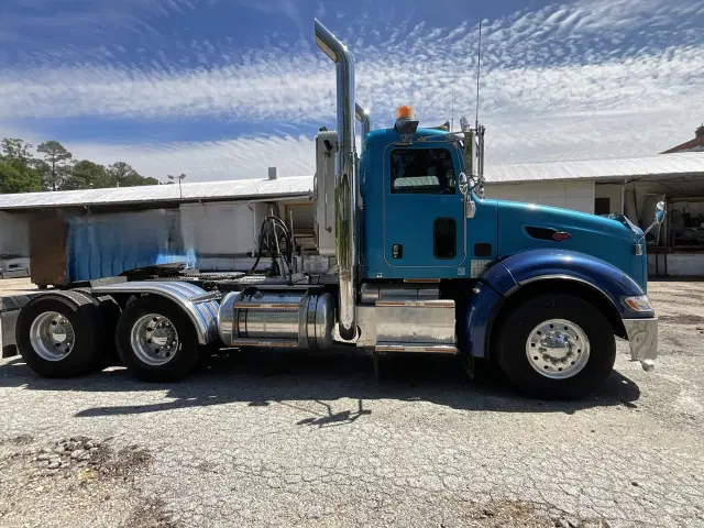 Image of Peterbilt 386 equipment image 4