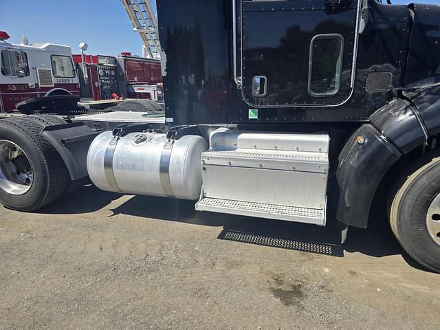 Image of Peterbilt 386 equipment image 4