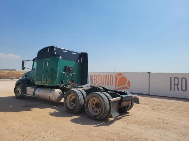 Image of Peterbilt 386 equipment image 2