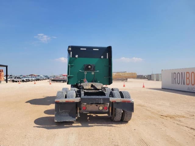 Image of Peterbilt 386 equipment image 3