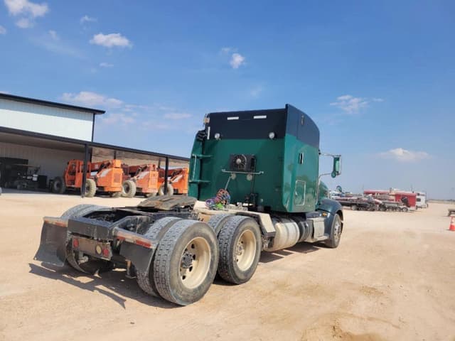 Image of Peterbilt 386 equipment image 4