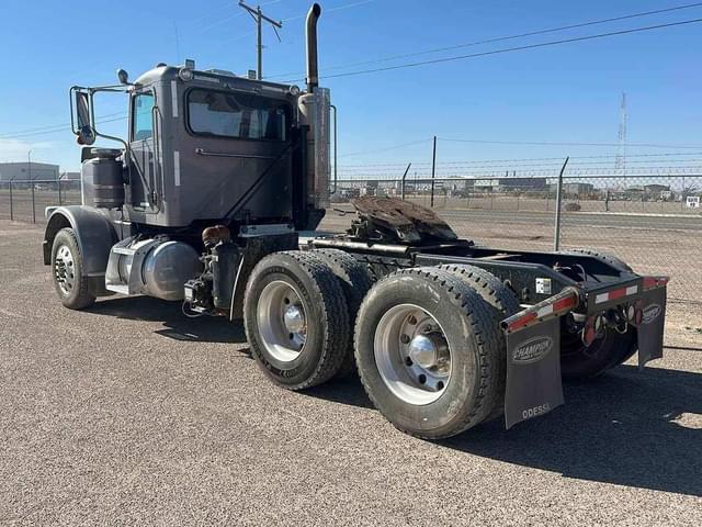Image of Peterbilt 388 equipment image 4