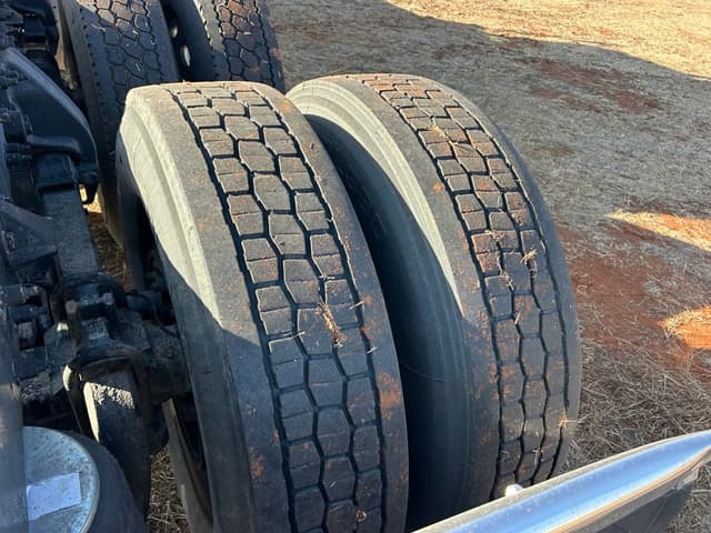 Image of Peterbilt 389 equipment image 4