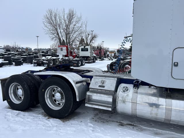 Image of Peterbilt 389 equipment image 2