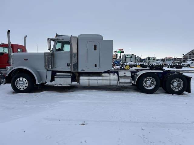 Image of Peterbilt 389 equipment image 3