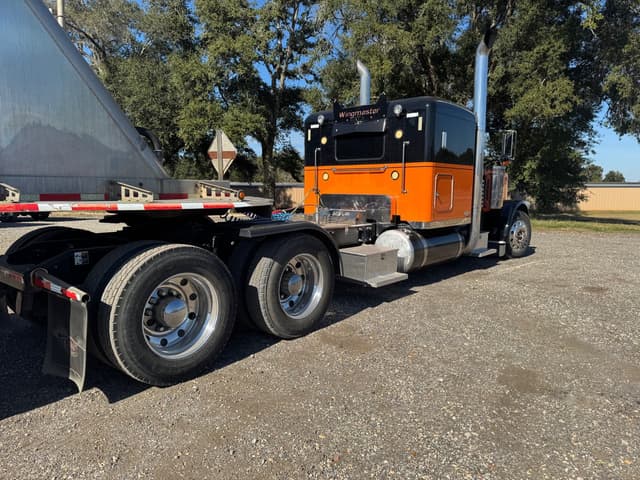 Image of Peterbilt 389 equipment image 2