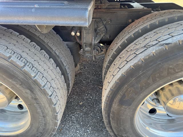 Image of Peterbilt 389 equipment image 4