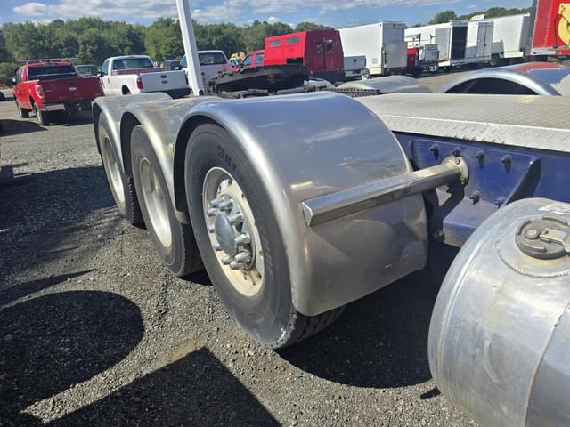 Image of Peterbilt 389 equipment image 4