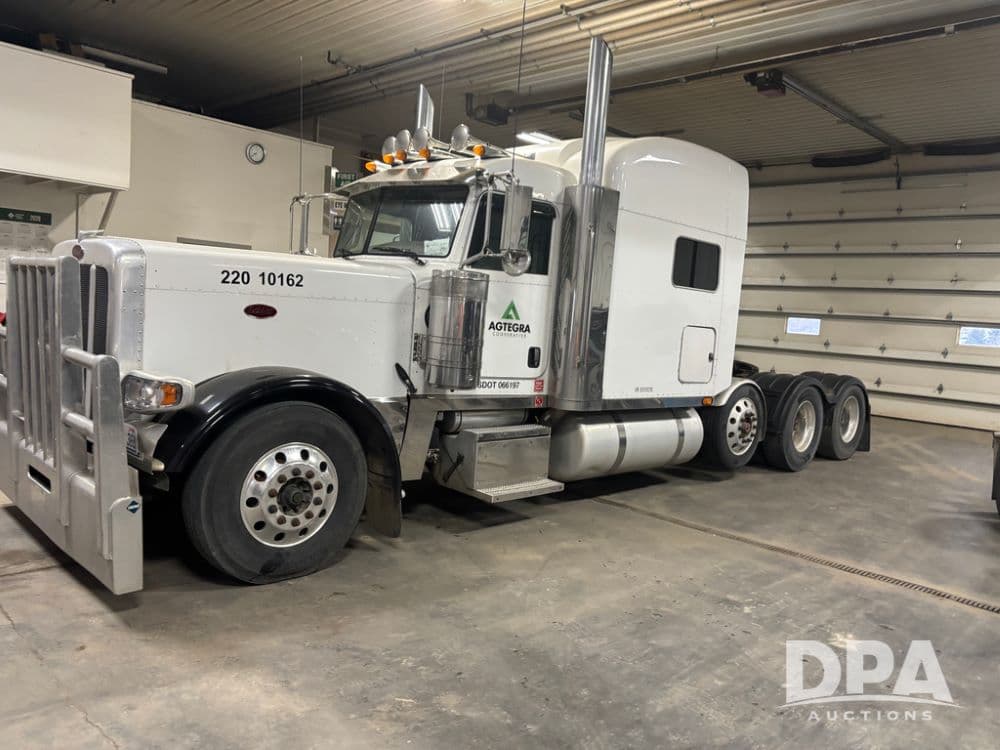 Image of Peterbilt 389 Primary image