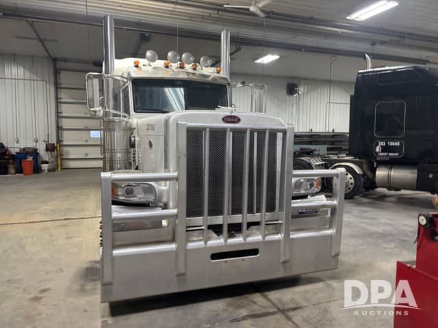 Image of Peterbilt 389 equipment image 2