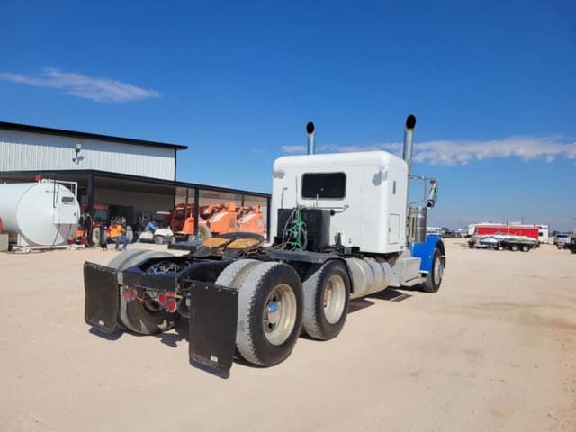 Image of Peterbilt 389 equipment image 4