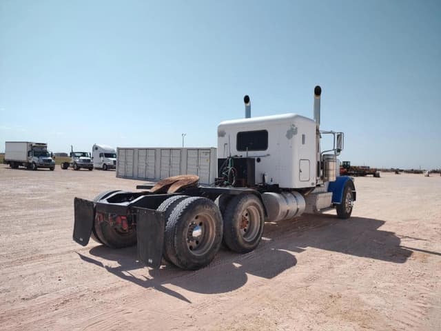 Image of Peterbilt 389 equipment image 4