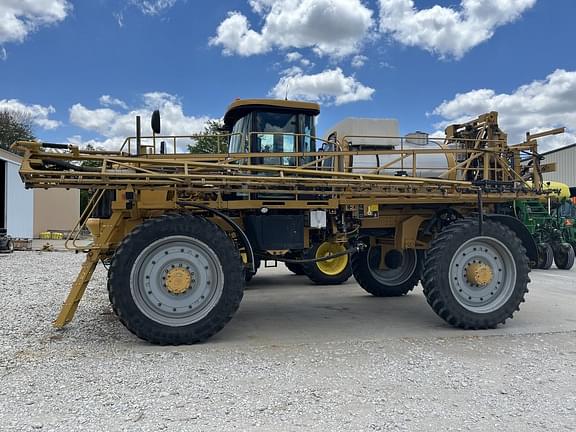 Image of Ag-Chem RoGator 1194 equipment image 2