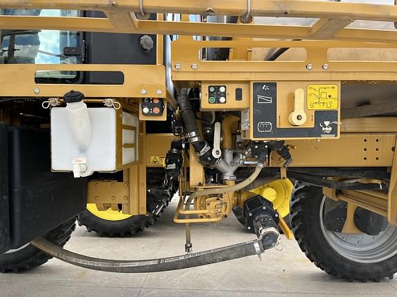 Image of Ag-Chem RoGator 1194 equipment image 3